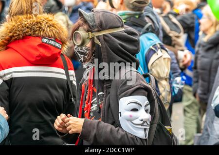 18 novembre 2020, Berlino, impressione della demo anti-corona, che è stata di nuovo iniziata dal movimento di pensiero laterale. Nonostante il divieto delle dimostrazioni, diverse migliaia di manifestanti si sono riuniti, soprattutto senza protezione bocca/naso o maschera e in mancanza di rispetto delle regole di distanza intorno al traguardo di Brandeburgo e lungo la Strasse des 17. Juni, per dimostrare contro le misure Corona e l'Infection Protection Act. Nonostante le ripetute richieste della polizia di rompere il raduno, la maggior parte dei dimostranti è rimasta impressa. La polizia ha usato cannoni ad acqua per la prima volta in SEV Foto Stock