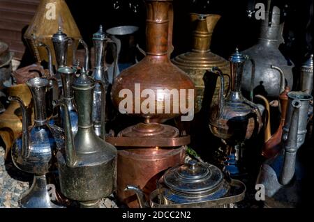 Primo piano di antiche brocche e piatti di ottone Foto Stock