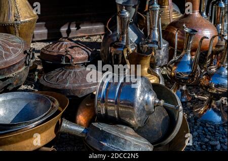 Primo piano di antiche brocche e piatti di ottone Foto Stock