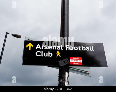 Arsenale NON Arsene. Un adesivo che si oppone al manager del club, Arsene Wenger, su un cartello. Holloway, Londra. Foto Stock