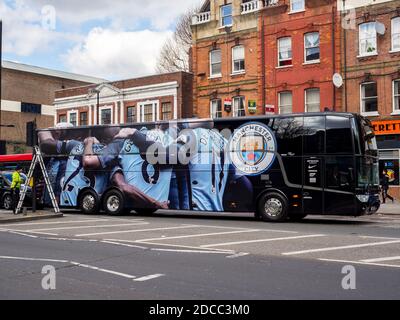 Un autobus della squadra di calcio di Manchester City. Holloway, Londra. Foto Stock