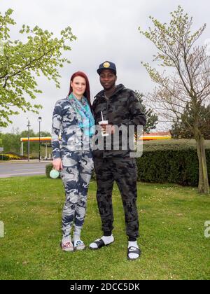 Challis Cooper (20) e Arnold (22) fanno una pausa al Baldock Extra Motorway Services, sulla loro strada per visitare la famiglia a Great Yarmouth. Radwell, Baldock, Foto Stock