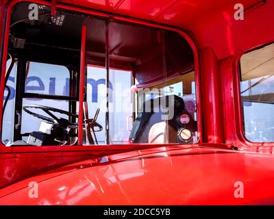 Routemaster Bus Drivers Cabin da vicino, presso il London Transport Museum Depot Foto Stock