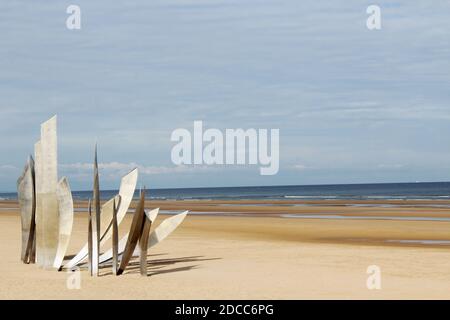 Kriegsdenkmal Omaha Beach Memorial Les Braves am Strand von Omaha Beach, Normandie, Frankreich Foto Stock