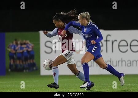 DURHAM, INGHILTERRA. 18 NOVEMBRE Asmita Ale di Aston Villa in azione con Durham Women's Bridget Galloway durante la partita fa Women's Continental League Cup tra Durham Women e Aston Villa al castello di Maiden, Durham City mercoledì 18 novembre 2020. (Credit: Mark Fletcher | MI News) Credit: MI News & Sport /Alamy Live News Foto Stock