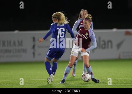 DURHAM, INGHILTERRA. 18 NOVEMBRE Nadine Hanssen di Aston Villa in azione con Ellie Christon di Durham Women durante fa Women's Continental League Cup match tra Durham Women e Aston Villa a Maiden Castle, Durham City mercoledì 18 novembre 2020. (Credit: Mark Fletcher | MI News) Credit: MI News & Sport /Alamy Live News Foto Stock