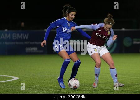 DURHAM, INGHILTERRA. 18 NOVEMBRE Lauren Briggs of Durham Donne in azione con Ella Franklin-Fraiture di Aston Villa durante la partita della fa Women's Continental League Cup tra Durham Women e Aston Villa al castello di Maiden, Durham City mercoledì 18 novembre 2020. (Credit: Mark Fletcher | MI News) Credit: MI News & Sport /Alamy Live News Foto Stock