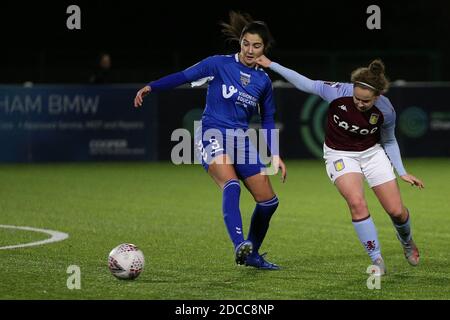 DURHAM, INGHILTERRA. 18 NOVEMBRE Nadine Hanssen di Aston Villa in azione con Ellie Christon di Durham Women durante fa Women's Continental League Cup match tra Durham Women e Aston Villa a Maiden Castle, Durham City mercoledì 18 novembre 2020. (Credit: Mark Fletcher | MI News) Credit: MI News & Sport /Alamy Live News Foto Stock