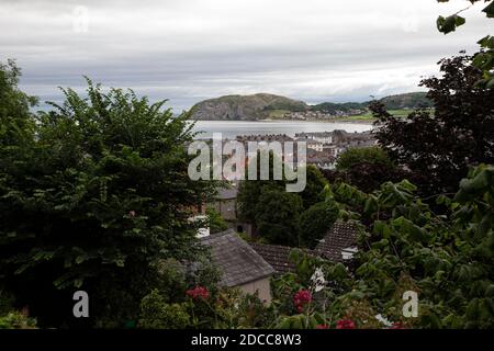 Una vista dai Giardini di Haulfre attraverso la cittadina di mare di Llandudno e la sponda nord della baia fino al promontorio di Little Orme nel Galles del Nord, Regno Unito Foto Stock