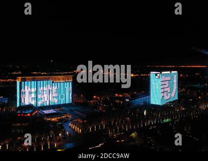 Langfang. 20 Nov 2020. La foto aerea del 20 novembre 2020 mostra gli edifici che si illuminano in blu in occasione della Giornata Mondiale dell'Infanzia nella Contea di GU'an, nella provincia di Hebei, nella Cina settentrionale. Gli edifici e i monumenti più rappresentativi di alcune città cinesi sono andati blu venerdì per celebrare la Giornata mondiale dei bambini. La Giornata Mondiale dell'Infanzia si celebra il 20 novembre di ogni anno per promuovere la convivenza internazionale, la consapevolezza tra i bambini di tutto il mondo e il miglioramento del benessere dei bambini. Credit: Men Congshuo/Xinhua/Alamy Live News Foto Stock