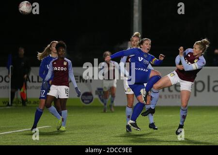 DURHAM, INGHILTERRA. IL 18 NOVEMBRE Natalie Haigh di Aston Villa ottiene un colpo sul gol malgrado l'attenzione di Sarah Wilson durante la partita della fa Women's Continental League Cup tra le donne di Durham e Aston Villa al castello di Maiden, Durham City mercoledì 18 novembre 2020. (Credit: Mark Fletcher | MI News) Credit: MI News & Sport /Alamy Live News Foto Stock