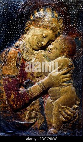 Madonna col Bambino, XV secolo (da un modello di desiderio da Settignano) scultore italiano del primo Rinascimento. Italiano, Italia. Foto Stock