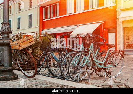 Biciclette parcheggiate nel parcheggio per biciclette sul lungomare. Noleggio biciclette. Negozio di biciclette Foto Stock