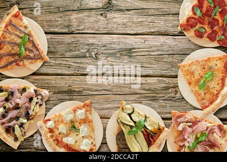 Vista dall'alto della varietà di fette di pizza su taglieri in legno Foto Stock