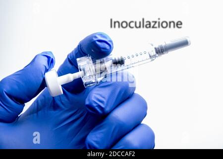 Bamberg, Germania. 12 Nov 2020. Bamberg, Germania 12 novembre 2020: Simboli - Coronavirus - 11/17/2020 UNA mano con guanti di gomma tiene una siringa di vaccinazione, sullo sfondo è Inoculazione, immagine montaggio, illustrazione, feature/symbol/symbol foto/caratteristiche/dettaglio/| utilizzo nel mondo Credit: dpa/Alamy Live News Foto Stock