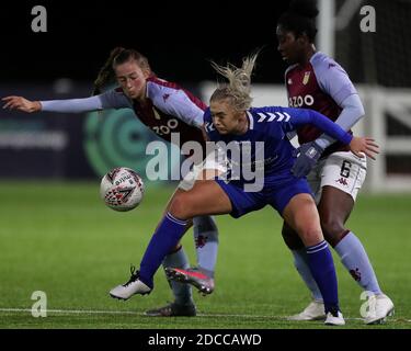 DURHAM, INGHILTERRA. 18 NOVEMBRE Bridget Galloway di Durham Donne in azione con Anita Asante e Amy West di Aston Villa durante la partita fa Women's Continental League Cup tra Durham Women e Aston Villa al castello di Maiden, Durham City mercoledì 18 novembre 2020. (Credit: Mark Fletcher | MI News) Credit: MI News & Sport /Alamy Live News Foto Stock