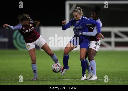 DURHAM, INGHILTERRA. 18 NOVEMBRE Bridget Galloway di Durham Donne in azione con Anita Asante e Amy West di Aston Villa durante la partita fa Women's Continental League Cup tra Durham Women e Aston Villa al castello di Maiden, Durham City mercoledì 18 novembre 2020. (Credit: Mark Fletcher | MI News) Credit: MI News & Sport /Alamy Live News Foto Stock