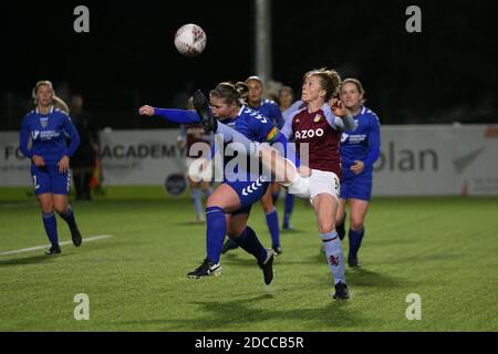 DURHAM, INGHILTERRA. 18 NOVEMBRE Sarah Wilson of Durham Women combatte con Natalie Haigh di Aston Villa durante la partita della fa Women's Continental League Cup tra Durham Women e Aston Villa al castello di Maiden, Durham City mercoledì 18 novembre 2020. (Credit: Mark Fletcher | MI News) Credit: MI News & Sport /Alamy Live News Foto Stock