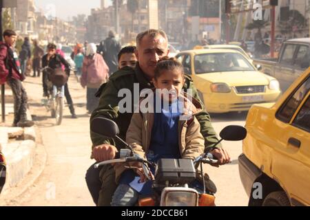 Hasakah. 19 Nov 2020. I bambini prendono una moto sulla strada per la scuola nella provincia di Hasakah nel nord-est della Siria il 19 novembre 2020. PER ANDARE CON 'Feature: I bambini siriani perseguire l'istruzione nonostante il pericolo' Credit: Str/Xinhua/Alamy Live News Foto Stock