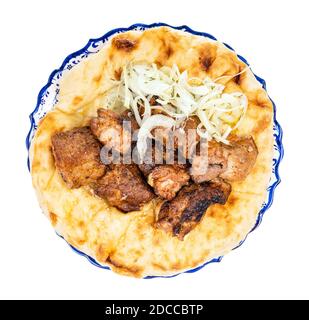 vista dall'alto di una porzione di kebab sul piatto isolato su sfondo bianco Foto Stock