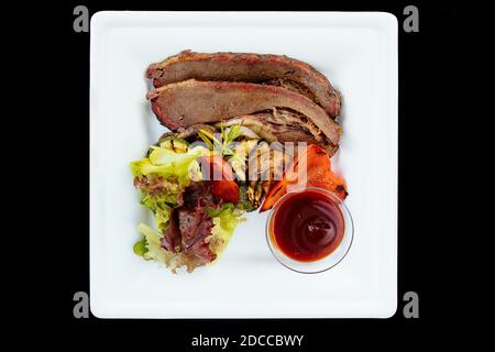 Bistecca di carne con salsa di papà alle verdure alla griglia Foto Stock