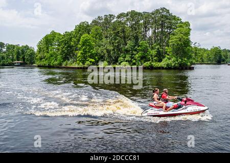 Louisiana St. Tammany Parish Northshore, Slidell Bonfouca Bayou Heritage Park acqua moto d'acqua runner jet ski, equitazione personale di coppia di imbarcazioni d'acqua, Foto Stock