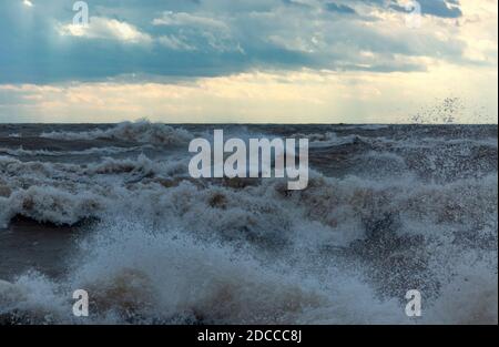 Condizioni estreme di tempesta con alte onde, Port Stanley Ontario Canada sulla riva nord del lago Erie. Foto Stock