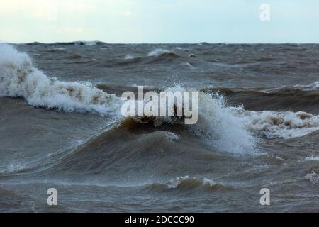 Condizioni estreme di tempesta con alte onde, Port Stanley Ontario Canada sulla riva nord del lago Erie. Foto Stock