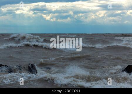 Condizioni estreme di tempesta con alte onde, Port Stanley Ontario Canada sulla riva nord del lago Erie. Foto Stock