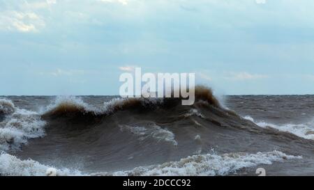 Condizioni estreme di tempesta con alte onde, Port Stanley Ontario Canada sulla riva nord del lago Erie. Foto Stock