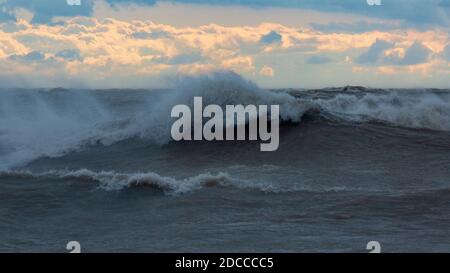 Condizioni estreme di tempesta con alte onde, Port Stanley Ontario Canada sulla riva nord del lago Erie. Foto Stock