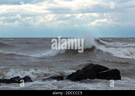 Condizioni estreme di tempesta con alte onde, Port Stanley Ontario Canada sulla riva nord del lago Erie. Foto Stock