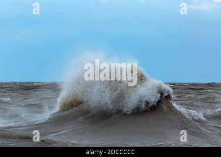 Condizioni estreme di tempesta con alte onde, Port Stanley Ontario Canada sulla riva nord del lago Erie. Foto Stock