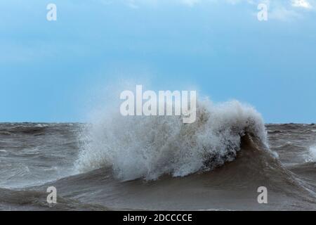 Condizioni estreme di tempesta con alte onde, Port Stanley Ontario Canada sulla riva nord del lago Erie. Foto Stock