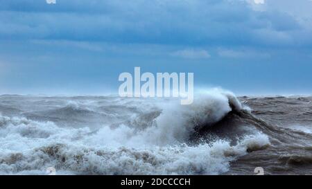 Condizioni estreme di tempesta con alte onde, Port Stanley Ontario Canada sulla riva nord del lago Erie. Foto Stock