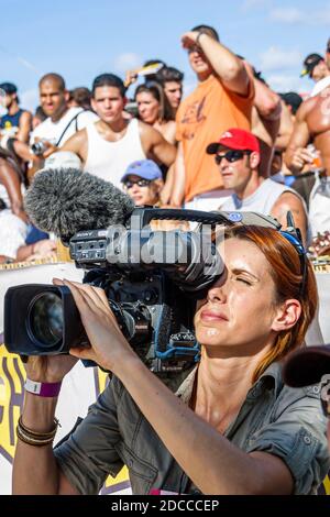 Miami Beach Florida,Ocean Drive,Lummus Park,Fitness Festival Spring Break,donna operatrice video macchina fotografica video registratore video film media, Foto Stock