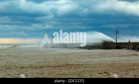 Condizioni estreme di tempesta con alte onde, Port Stanley Ontario Canada sulla riva nord del lago Erie. Foto Stock