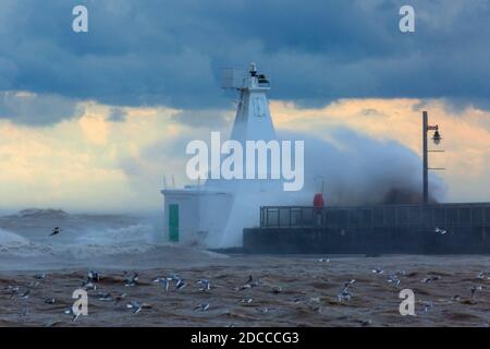 Condizioni estreme di tempesta con alte onde, Port Stanley Ontario Canada sulla riva nord del lago Erie. Foto Stock