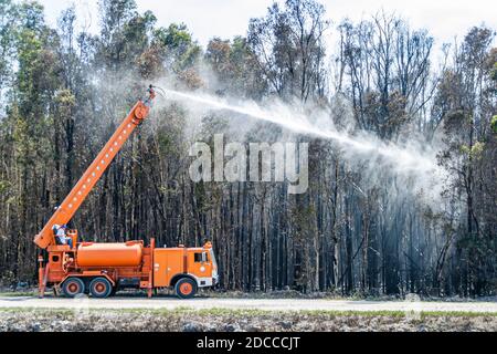 Miami Florida, Pennsuco West Okeechobee Road, fuoco danneggiato alberi cenere bruciare controllato, pompieri vigili del fuoco Everglades bordo serbatoio acqua camion spray Foto Stock