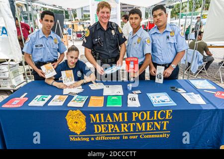 Miami Florida,Riverday Miami River event festival,Jose Marti Park fair mostra espositore reclutamento reclutamento,forze dell'ordine carriera ispanica teen t Foto Stock