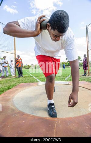 Miami Florida,Tropical Park Greater Miami Athletic Conference Championships,track & field high School students concentration,shot put competitt Foto Stock