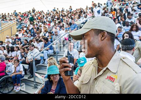 Miami Florida,Parrot Jungle Island eco-parco avventura,Black African uomo uomo animale gestore spettacolo Serpentarium,utilizzando 2-way radio,pubblico, Foto Stock