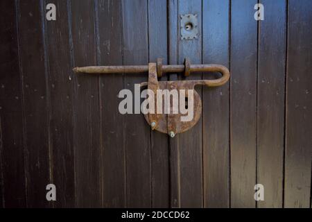 grande e arrugginito lucchetto vecchio stile su una porta d'ingresso Nel centro storico di Troina, la storia e la cultura della Sicilia Foto Stock