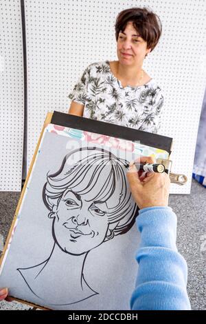 Miami Florida,Dadeland Mall ArtVentures ART festival fair,ritratto artista disegno caricatura donna, Foto Stock