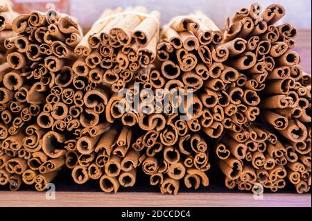Mazzo di bastoncini di cannella in vendita al bancone del mercato di Natale. Spezie aromatiche sane utilizzate in cucina e medicina, aromaterapia. Foto Stock