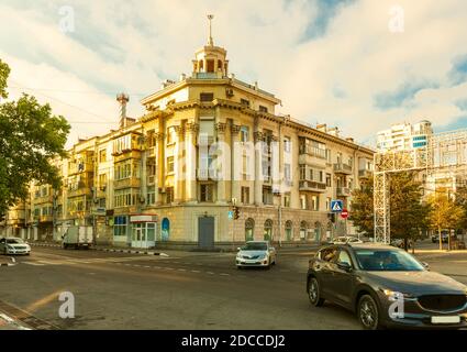 Al mattino presto, all'alba, il sole splende sull'edificio costruito a metà del ventesimo secolo, il crepuscolo si dissipa Foto Stock