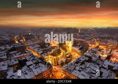 Gorgeo paesaggio urbano di inverno Lviv città dalla cima del municipio durante il tramonto, Ucraina. Fotografia di paesaggio Foto Stock