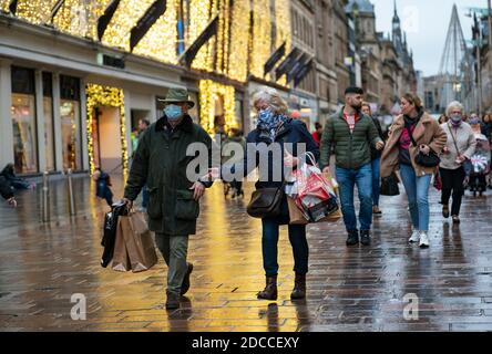 Glasgow, Scozia, Regno Unito. 20 novembre 2020. Il giorno in cui il blocco di livello 4 più severo sarà imposto alle 18:00, gli acquirenti sono fuori per le strade di Glasgow facendo shopping di Natale dell'ultimo minuto prima che i negozi chiudano per 3 settimane. Nella foto, la gente che acquista in via Buchanan. Iain Masterton/Alamy Live News Foto Stock