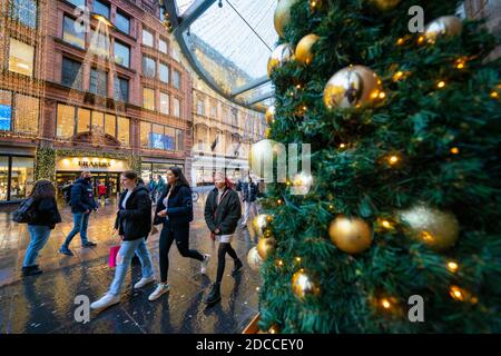 Glasgow, Scozia, Regno Unito. 20 novembre 2020. Il giorno in cui il blocco di livello 4 più severo sarà imposto alle 18:00, gli acquirenti sono fuori per le strade di Glasgow facendo shopping di Natale dell'ultimo minuto prima che i negozi chiudano per 3 settimane. Nella foto; acquirenti in via Buchanan. Iain Masterton/Alamy Live News Foto Stock