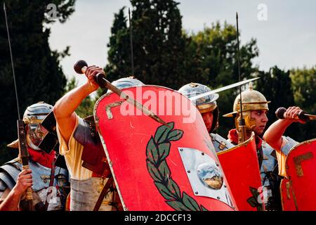 Rievocazione dal vivo dei Legionari Romani con scudi durante il festival 'Tarraco Viva', Tarragona, Catalogna, Spagna. Il festival annuale rende omaggio a Ta Foto Stock